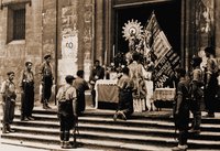 Ф. Франко и его окружение перед воротами ц. свт. Николая в Бильбао. Фотография. 1936 г.