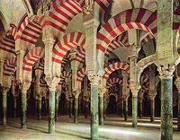 Интерьер Большой мечети (ныне кафедральный собор) в Кордове. VIII–Х вв.