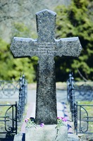 Крест, установленный в 1996 г. на месте явлений прп. Ионе Пресв. Богородицы. Фотография. 2013 г.