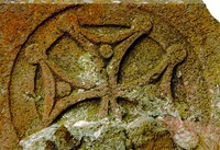 Резной крест в медальоне. Рельеф фасада храма Кумурдо