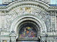 Казанская икона Божией Матери. Мозаика сев. портала собора. Фотография. 2009 г.