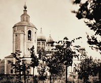 Николаевский собор (на заднем плане) и колокольня Одрино-Николаевского мон-ря. Фотография. Кон. XIX — нач. XX в.