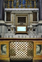Гробница ап. Павла в базилике Сан-Пауло-фуори-ле-Мура, Рим. Фото: Jeffrey C. Kormadowski