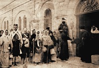 Русские паломники у здания Русской миссии в Иерусалиме. Фотография. 1900 г.