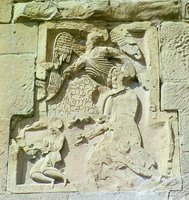 Арх. Гавриил представляет Спасителю ктитора Адарнерсе и его сына. Рельеф на вост. фасаде Большого храма Джвари