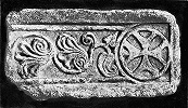 Фрагмент резьбы (кон. IX-нач. X в.), найденной в церкви нижнего города в 1998 г