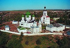 Панорама мон-ря с юго-востока. Фотография. 1998 г. Архитектурные памятники мон-ря: 	1. Дворцовый собор в честь Рождества Богородицы. 1751 г. (фундамент XII в.) 	2. Дворцовая лестничная башня и переход. 1158–1165 гг. Колокольня. XVIII в. 	3. Киворий. XVII в. 	4. Собор в честь Боголюбской иконы Божией Матери. 1866 г. 	5. Ц. в честь Благовещения Божией Матери. 1683–1804 гг. 	6. Святые врата, колокольня и надвратная ц. в честь Успения Божией Матери. 1841 г. 	7. Келейные корпуса, ограда, башни. XVIII–XIX вв.