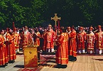 Патриарх Алексий II совершает панихиду по убиенным на Бутовском полигоне. Фотография. 27 мая 2000 г.