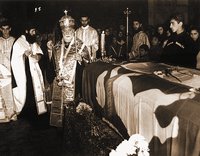 Католикос-Патриарх Илия II совершает богослужение в день перенесение мощей св. царя Соломона II в мон-ре Гелати. Фотография. 1990 г.