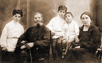 Семья Георгия и Наталии Гудушаури-Шиолашвили. В центре - Ираклий. Фотография. 2-я пол. 30-х гг. XX в.