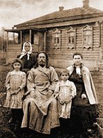 Сщмч. Илия Бажанов с семьей. Фотография. 20-е гг. XX в.