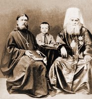 Свт. Иннокентий (Вениаминов) (справа), его сын свящ. Гавриил и внук Евсевий. Фотография. 1879 г.