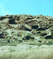 Вид на пещерные храмы Загайтанской скалы. Фотография. 2007 г.