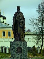 Памятник прп. Иосифу Волоцкому. 2009 г. Скульптор С. М. Исаков