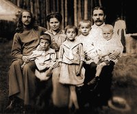 Сщмч. Ипполит Красновский с детьми, женой Екатериной и ее братом Николаем. Фотография. Ок. 1911 г.