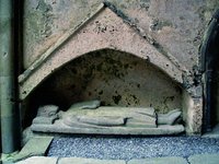 Гробница правителя Конхобара О Бриана в аббатстве Коркомро. 2-я пол. XIII в.