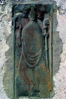 Плита с изображением епископа или аббата в аббатстве Коркомро. XIII в.
