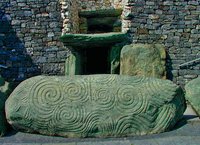 Резной камень у входа в гробницу Ньюгрейндж (графство Мит). III–II тыс. до Р. Х.