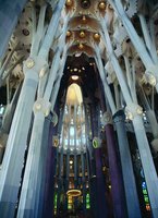Интерьер собора Саграда-Фамилия в Барселоне. Освящен в 2010 г.