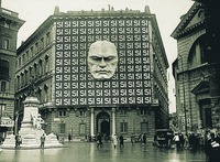 Агитационное изображение Б. Муссолини на фасаде палаццо Браски в Риме, штабе НФП вовремя плебисцита. Фотография. 1934 г.