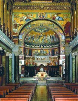 Интерьер ц. Санта-Мария-ин-Трастевере в Риме с мозаиками 1130–1143 гг.