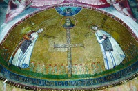 Святые Примат и Фелициан, предстоящие кресту. Мозаика апсиды ц. Санто-Стефано-Ротондо в Риме. 642–649 гг.