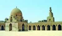 Внутренний двор мечети Ибн Тулуна. 878–879 гг.