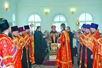 Священники в камилавках на церемонии вручения церковной награды в ц. Преображения Господня в Балашове