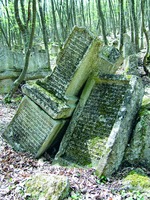 Надгробия караимского кладбища близ Чуфут-кале, Крым