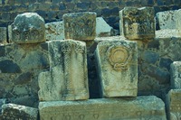 Замковый камень с Геракловым узлом. Фрагмент рельефного декора синагоги