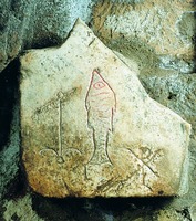 Фрагмент надгробной плиты с изображениями якоря, рыбы и хризмы из катакомб св. Себастиана