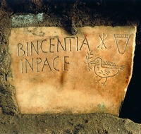 Надгробие Бинкентии с изображениями корзины, голубки и хризмы из катакомб св. Себастиана