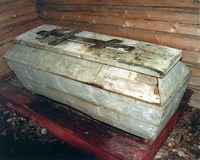 Гроб над мощами прп. Кассиана Муезерского. Фотография. 2004 г.