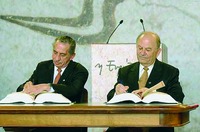 Президент Кипра Т. Пападопулос подписывает договор о вступлении в ЕС на саммите в Афинах 16 апр. 2003 г.