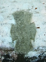 Каменный крест на апсиде ц. в честь Происхождения честных древ Креста Господня. Фотография. 2013 г.