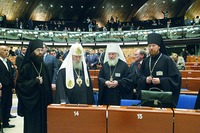 Патриарх Алексий II, митр. Кирилл, архим. Савва (Тутунов, слева), игум. Филарет (Булеков, справа) на сесии ПАСЕ в Страсбурге. 2 окт. 2007 г.