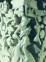 Фрагмент капители деамбулатория ц. Клюни III. 1-я четв. XII в. (музейное собрание в здании хранилища для зерна в Клюни)