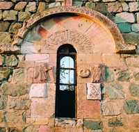 Строительная надпись ктитора мон-ря Долискана Сумбата. Декор окна на юж. фасаде кафоликона мон-ря Долискана. 937–958 гг.