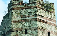 Фрагмент башни стены Феодосия с надписью в честь имп. Василия II и Константина VIII (V–X вв.)
