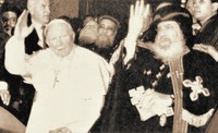 Шенуда III, патриарх Коптской Церкви, и папа Римский Иоанн Павел II во время визита в Египет. Фотография. 24 февр. 2000 г.