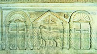Рельеф с тремя крестами и Агнцем. Саркофаг Константина III. IV в. (Мавзолей Галлы Плацидии, Равенна)