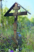 Крест у фундамента Успенской церкви. Фотография. 2015 г.