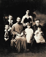 Прот. Леонтий (Туркевич) с семьей. Фотография. 10–20-е гг. ХХ в.