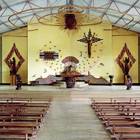Алтарная часть католич. церкви в Муа. XX в.