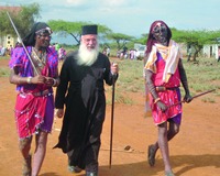 Митр. Макарий с православными из племени масаев. Фотография. 2009 г.