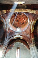 Вид на подпружные арки и купол кафоликона