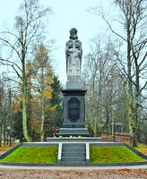 Памятник еп. Мейнарду в Икшкиле. 2010 г. Скульптор В. Сушкевич