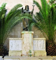 Памятник Максиму III Мазлуму, патриарху Мелькитской католической Церкви, в Халебе (Алеппо). 1-я пол. XX в. Фотография. 2009 г.