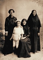 Мария (Мамонтова-Шашина) с родственниками. Фотография. Нач. ХХ в.