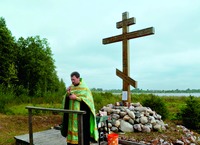 Молебен у памятного креста на Белавинском оз., на месте подвигов прп. Марка. Фотография. 2015 г.